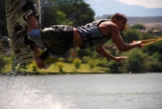 Pular paralelo à água